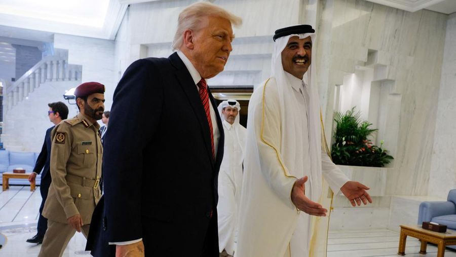 Presiden AS Donald Trump berjalan bersama Emir Qatar Tamim bin Hamad Al Thani saat tiba di Bandara Internasional Hamad, di Doha, Qatar, 14 Mei 2025. REUTERS/Brian Snyder