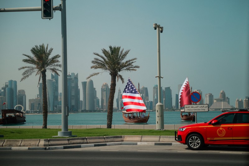 Presiden AS Donald Trump berjalan bersama Emir Qatar Tamim bin Hamad Al Thani saat tiba di Bandara Internasional Hamad, di Doha, Qatar, 14 Mei 2025. REUTERS/Brian Snyder