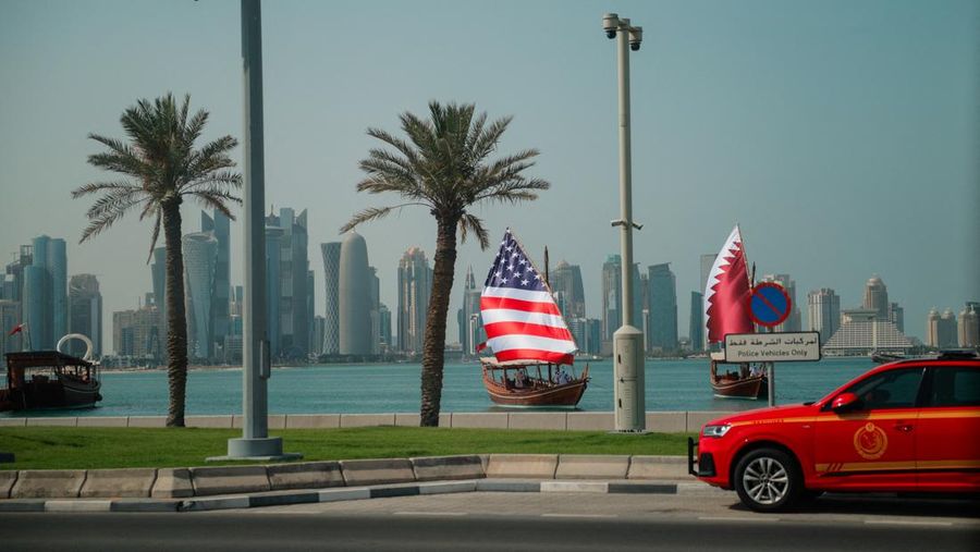 Presiden AS Donald Trump berjalan bersama Emir Qatar Tamim bin Hamad Al Thani saat tiba di Bandara Internasional Hamad, di Doha, Qatar, 14 Mei 2025. REUTERS/Brian Snyder