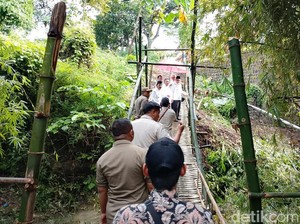 Jembatan Ambruk, Warga di Pasuruan Bangun Akses Darurat dari Bambu