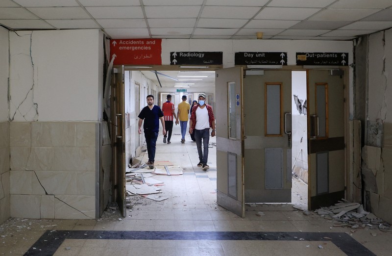 Warga Palestina memeriksa kerusakan di Rumah Sakit Eropa, yang sebagian rusak akibat serangan udara Israel, menurut Kementerian Kesehatan Gaza, di Khan Younis, di Jalur Gaza selatan, 13 Mei 2025. Warga Palestina memeriksa kerusakan di Rumah Sakit Eropa, yang sebagian rusak akibat serangan udara Israel, menurut Kementerian Kesehatan Gaza, di Khan Younis, di Jalur Gaza selatan, 13 Mei 2025. (REUTERS/Hatem Khaled)