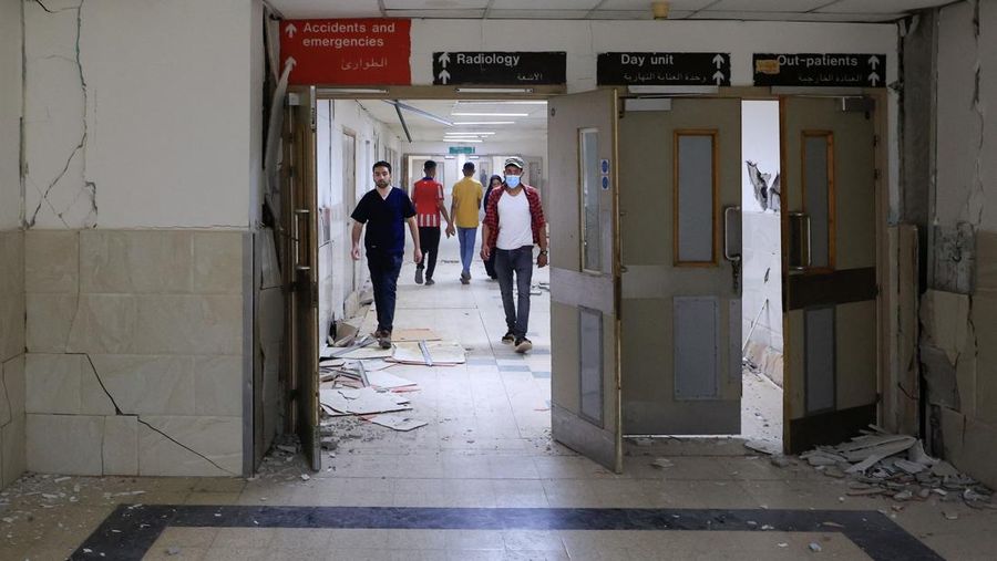 Warga Palestina memeriksa kerusakan di Rumah Sakit Eropa, yang sebagian rusak akibat serangan udara Israel, menurut Kementerian Kesehatan Gaza, di Khan Younis, di Jalur Gaza selatan, 13 Mei 2025. Warga Palestina memeriksa kerusakan di Rumah Sakit Eropa, yang sebagian rusak akibat serangan udara Israel, menurut Kementerian Kesehatan Gaza, di Khan Younis, di Jalur Gaza selatan, 13 Mei 2025. (REUTERS/Hatem Khaled)