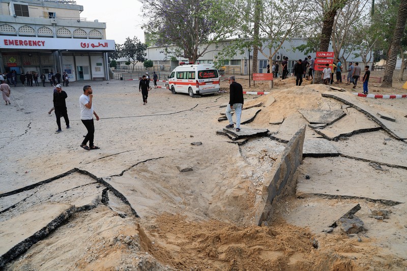 Warga Palestina memeriksa kerusakan di Rumah Sakit Eropa, yang sebagian rusak akibat serangan udara Israel, menurut Kementerian Kesehatan Gaza, di Khan Younis, di Jalur Gaza selatan, 13 Mei 2025. (REUTERS/Hatem Khaled)