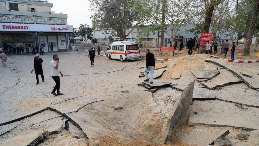Warga Palestina memeriksa kerusakan di Rumah Sakit Eropa, yang sebagian rusak akibat serangan udara Israel, menurut Kementerian Kesehatan Gaza, di Khan Younis, di Jalur Gaza selatan, 13 Mei 2025. Warga Palestina memeriksa kerusakan di Rumah Sakit Eropa, yang sebagian rusak akibat serangan udara Israel, menurut Kementerian Kesehatan Gaza, di Khan Younis, di Jalur Gaza selatan, 13 Mei 2025. (REUTERS/Hatem Khaled)