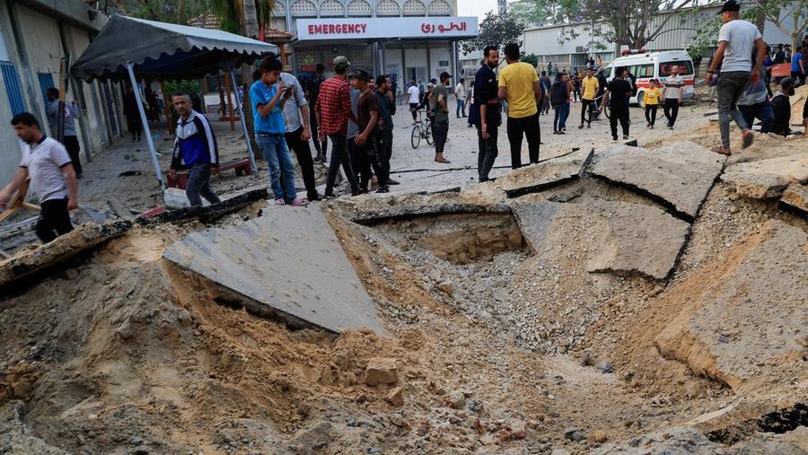 Warga Palestina memeriksa kerusakan di Rumah Sakit Eropa, yang sebagian rusak akibat serangan udara Israel, menurut Kementerian Kesehatan Gaza, di Khan Younis, di Jalur Gaza selatan, 13 Mei 2025. (REUTERS/Hatem Khaled)