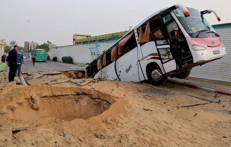 Warga Palestina memeriksa kerusakan di Rumah Sakit Eropa, yang sebagian rusak akibat serangan udara Israel, menurut Kementerian Kesehatan Gaza, di Khan Younis, di Jalur Gaza selatan, 13 Mei 2025. (REUTERS/Hatem Khaled)