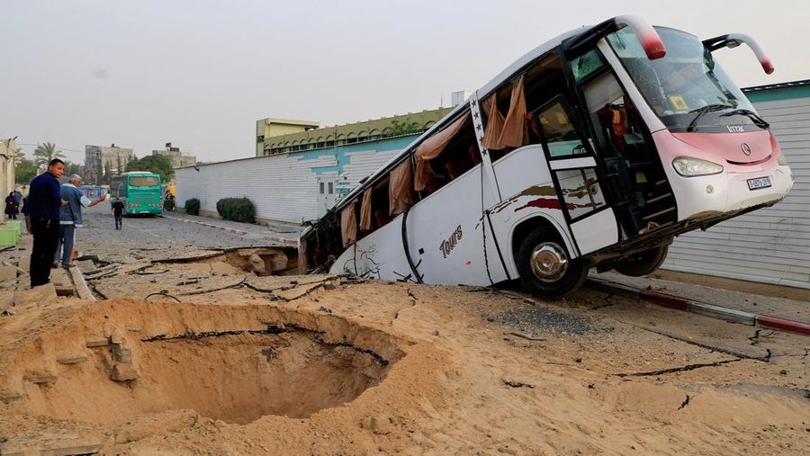 Warga Palestina memeriksa kerusakan di Rumah Sakit Eropa, yang sebagian rusak akibat serangan udara Israel, menurut Kementerian Kesehatan Gaza, di Khan Younis, di Jalur Gaza selatan, 13 Mei 2025. Warga Palestina memeriksa kerusakan di Rumah Sakit Eropa, yang sebagian rusak akibat serangan udara Israel, menurut Kementerian Kesehatan Gaza, di Khan Younis, di Jalur Gaza selatan, 13 Mei 2025. (REUTERS/Hatem Khaled)