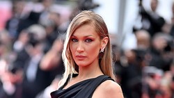 Detail Rutinitas Kecantikan Bella Hadid Saat Pagi: Rendam Wajah dengan Air Es
