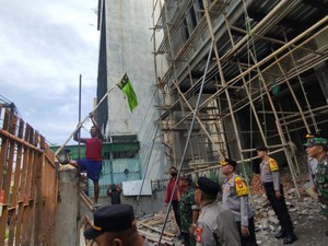 Ramai-ramai Berantas Atribut Ormas