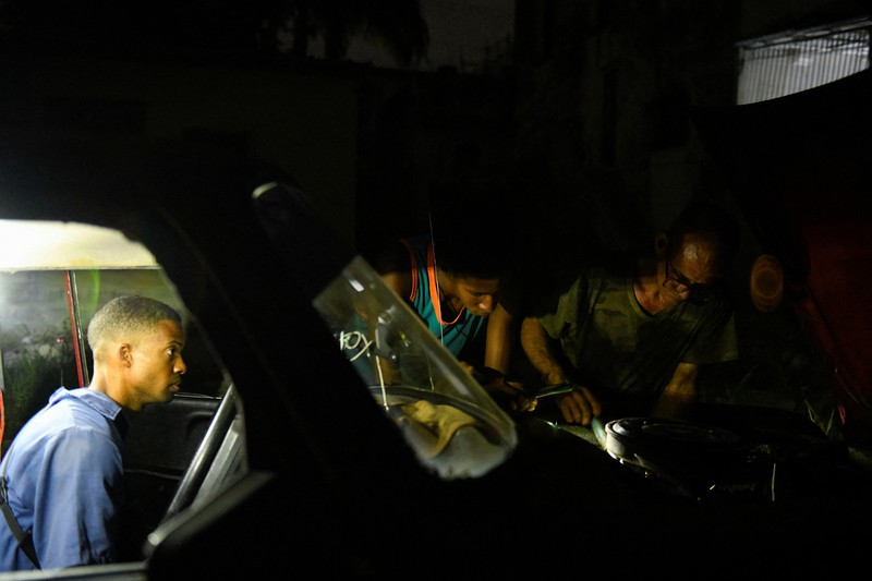 CUBA-BLACKOUTS/HAVANA People walk on the street during a blackout in Havana, Cuba, May 13, 2025. REUTERS/Norlys Perez