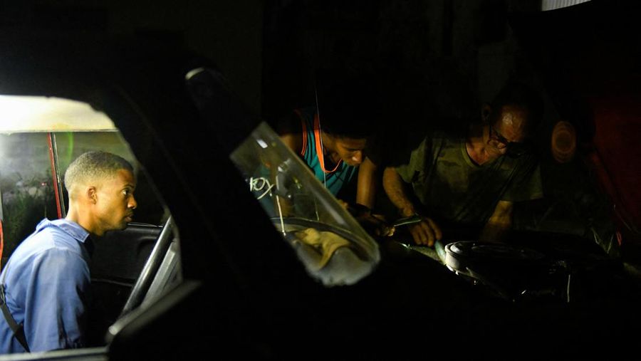 People walk on the street during a blackout in Havana, Cuba, May 13, 2025. REUTERS/Norlys Perez