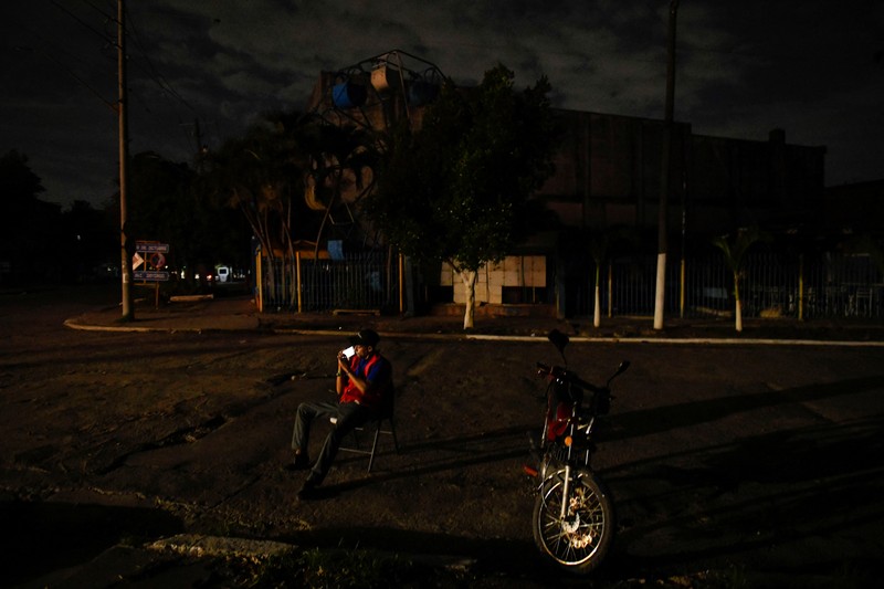 People walk on the street during a blackout in Havana, Cuba, May 13, 2025. REUTERS/Norlys Perez