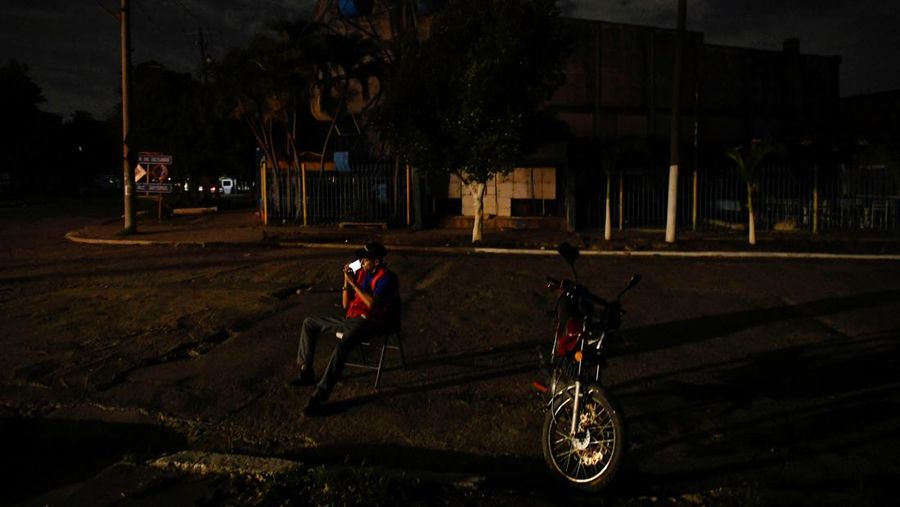 People walk on the street during a blackout in Havana, Cuba, May 13, 2025. REUTERS/Norlys Perez