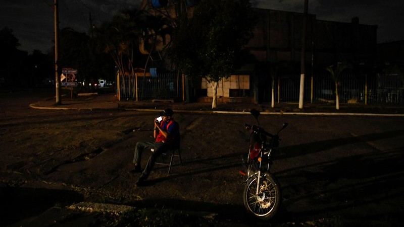 People walk on the street during a blackout in Havana, Cuba, May 13, 2025. REUTERS/Norlys Perez