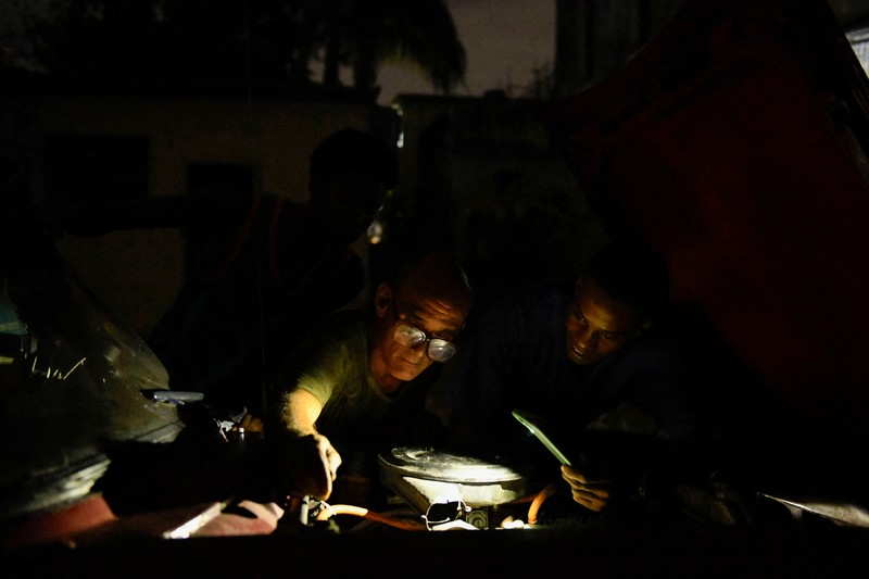 People walk on the street during a blackout in Havana, Cuba, May 13, 2025. REUTERS/Norlys Perez