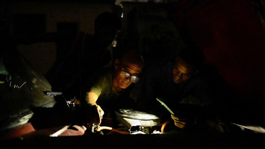 CUBA-BLACKOUTS/HAVANA People walk on the street during a blackout in Havana, Cuba, May 13, 2025. REUTERS/Norlys Perez