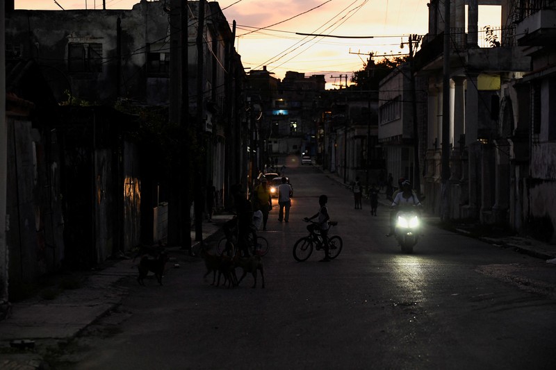 CUBA-BLACKOUTS/HAVANA People walk on the street during a blackout in Havana, Cuba, May 13, 2025. REUTERS/Norlys Perez