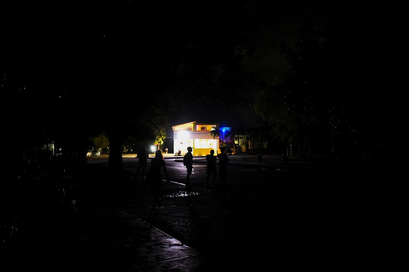 CUBA-BLACKOUTS/HAVANA People walk on the street during a blackout in Havana, Cuba, May 13, 2025. REUTERS/Norlys Perez