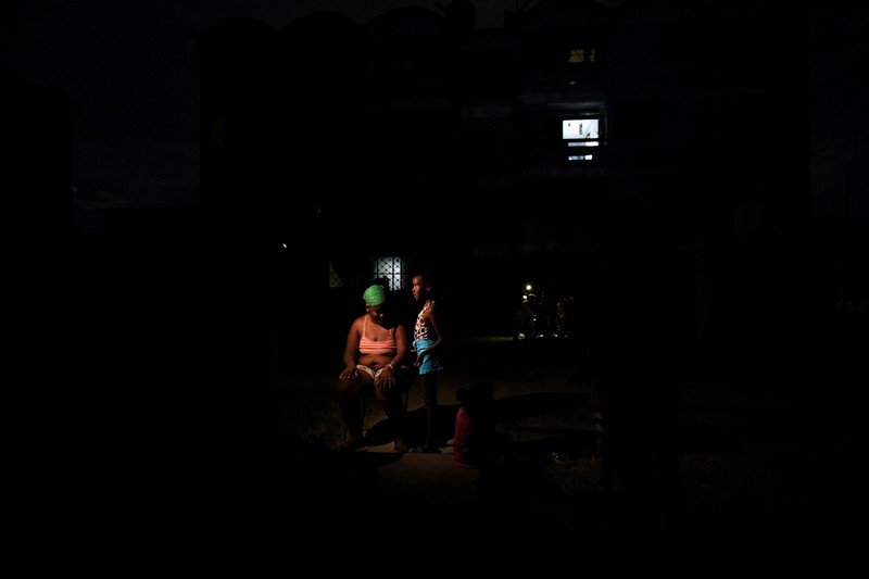CUBA-BLACKOUTS/HAVANA People walk on the street during a blackout in Havana, Cuba, May 13, 2025. REUTERS/Norlys Perez