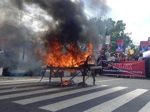 Massa di Sampang Bakar Keranda Mayat Tolak Penundaan Pilkades