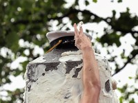Unik! Taruna Baru AS Diuji Taklukan Monumen Licin, Bak Panjat Pinang