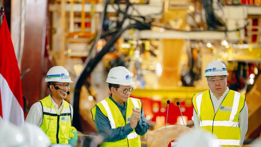 Direktur Utama Tuhiyat, Gubernur Pramono, dan Duta Besar Yasushi Masaki berfoto di depan mesin bor terowongan Tunnel Boring Machine (TBM). (Dok. MRT Jakarta)