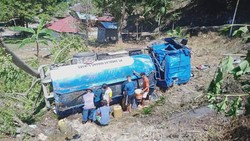 Truk Tangki Masuk Jurang usai Tabrak Pemotor di Pesisir Selatan, 4 Orang Luka