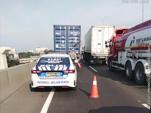 Lalin di Tol Wiyoto Wiyono Arah Pluit Tersendat Imbas Truk Gangguan