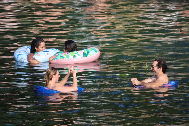 Seorang pria menyelam ke air dari papan loncat di Barton Springs, di tengah gelombang panas, di Austin, Texas, AS, 14 Mei 2025. (REUTERS/Evan Garcia)