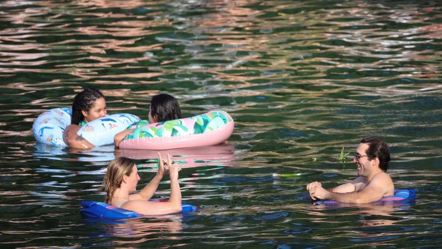 Seorang pria menyelam ke air dari papan loncat di Barton Springs, di tengah gelombang panas, di Austin, Texas, AS, 14 Mei 2025. (REUTERS/Evan Garcia)