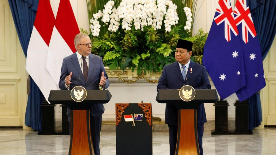 Perdana Menteri Australia Anthony Albanese dan Presiden Indonesia Prabowo Subianto bertemu di Istana Merdeka di Jakarta, Indonesia 15 Mei 2025. (REUTERS/Ajeng Dinar Ulfiana)