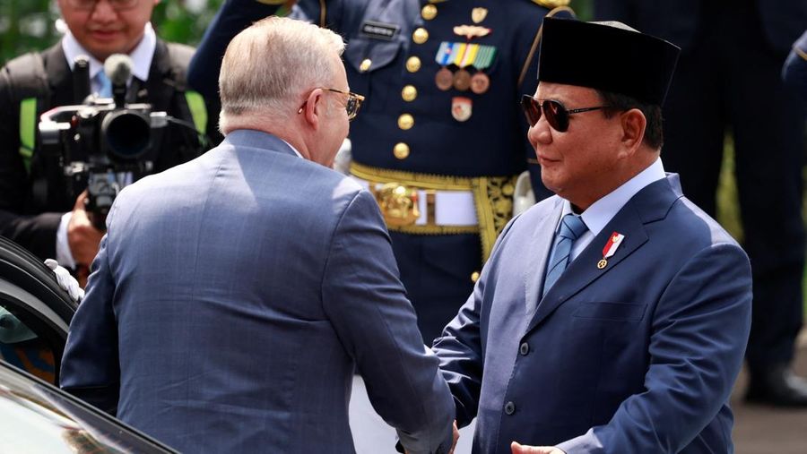 Perdana Menteri Australia Anthony Albanese dan Presiden Indonesia Prabowo Subianto bertemu di Istana Merdeka di Jakarta, Indonesia 15 Mei 2025. (REUTERS/Ajeng Dinar Ulfiana)