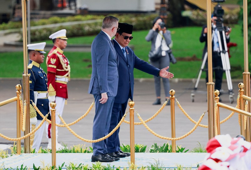 Perdana Menteri Australia Anthony Albanese dan Presiden Indonesia Prabowo Subianto bertemu di Istana Merdeka di Jakarta, Indonesia 15 Mei 2025. (REUTERS/Ajeng Dinar Ulfiana)