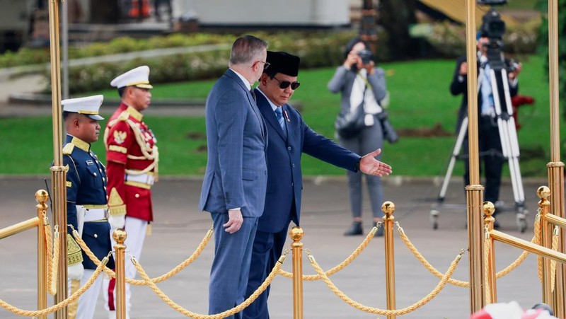 Perdana Menteri Australia Anthony Albanese dan Presiden Indonesia Prabowo Subianto bertemu di Istana Merdeka di Jakarta, Indonesia 15 Mei 2025. (REUTERS/Ajeng Dinar Ulfiana)