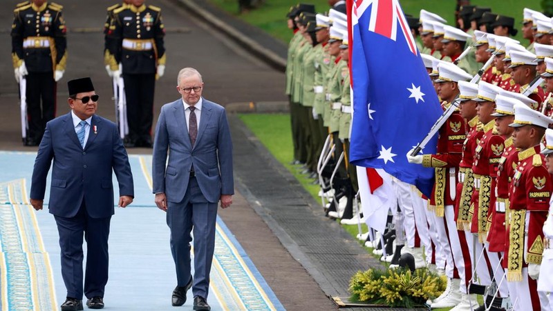 Perdana Menteri Australia Anthony Albanese dan Presiden Indonesia Prabowo Subianto bertemu di Istana Merdeka di Jakarta, Indonesia 15 Mei 2025. (REUTERS/Ajeng Dinar Ulfiana)