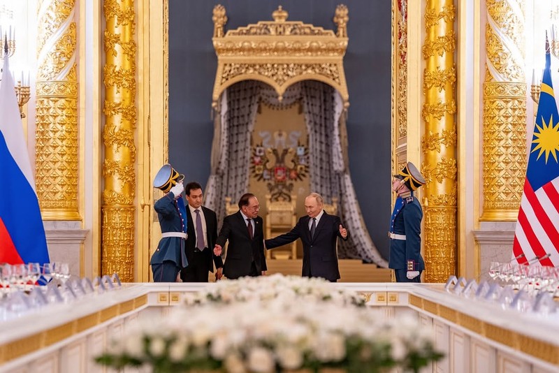 Perdana Menteri (PM) Malayasia, Anwar Ibrahim mengunggah sebuah momen di akun instagramnya saat melakukan pertemuan dengan Presiden Rusia, Vladimir Putin di Kremlin, Rusia pada Kamis (15/5/2025). (Instagram/anwaribrahim_my)