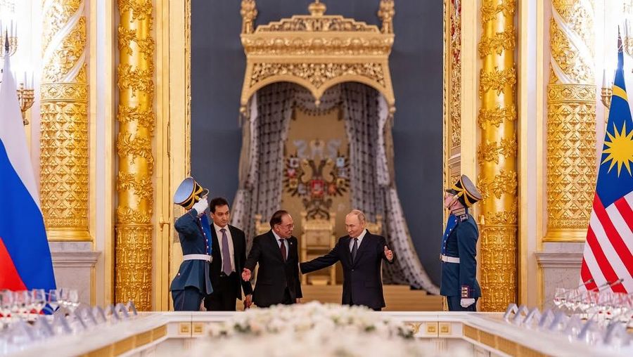 Perdana Menteri (PM) Malayasia, Anwar Ibrahim mengunggah sebuah momen di akun instagramnya saat melakukan pertemuan dengan Presiden Rusia, Vladimir Putin di Kremlin, Rusia pada Kamis (15/5/2025). (Instagram/anwaribrahim_my)