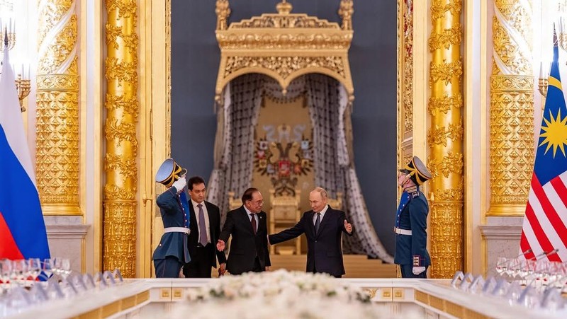 Perdana Menteri (PM) Malayasia, Anwar Ibrahim mengunggah sebuah momen di akun instagramnya saat melakukan pertemuan dengan Presiden Rusia, Vladimir Putin di Kremlin, Rusia pada Kamis (15/5/2025). (Instagram/anwaribrahim_my)