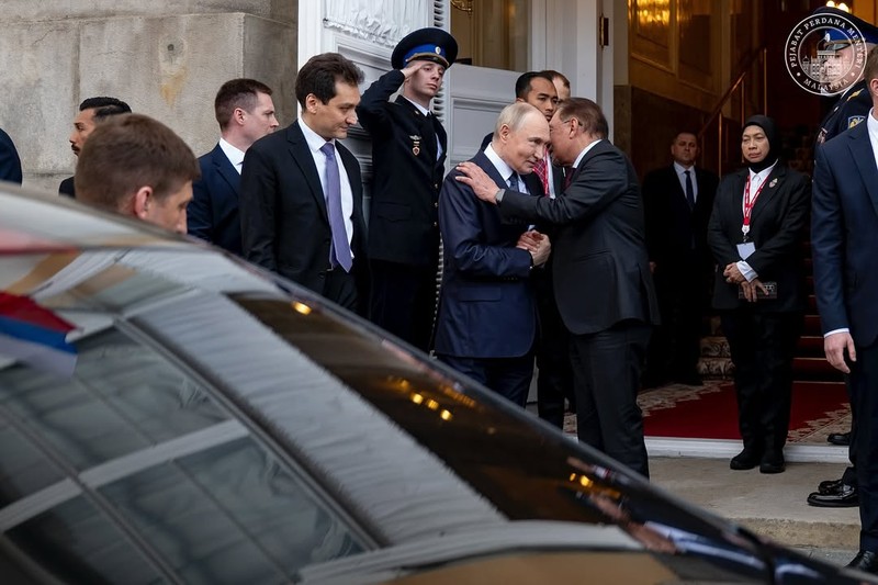 Perdana Menteri (PM) Malayasia, Anwar Ibrahim mengunggah sebuah momen di akun instagramnya saat melakukan pertemuan dengan Presiden Rusia, Vladimir Putin di Kremlin, Rusia pada Kamis (15/5/2025). (Instagram/anwaribrahim_my)