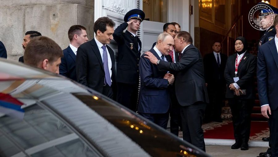 Perdana Menteri (PM) Malayasia, Anwar Ibrahim mengunggah sebuah momen di akun instagramnya saat melakukan pertemuan dengan Presiden Rusia, Vladimir Putin di Kremlin, Rusia pada Kamis (15/5/2025). (Instagram/anwaribrahim_my)