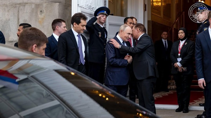 Perdana Menteri (PM) Malayasia, Anwar Ibrahim mengunggah sebuah momen di akun instagramnya saat melakukan pertemuan dengan Presiden Rusia, Vladimir Putin di Kremlin, Rusia pada Kamis (15/5/2025). (Instagram/anwaribrahim_my)