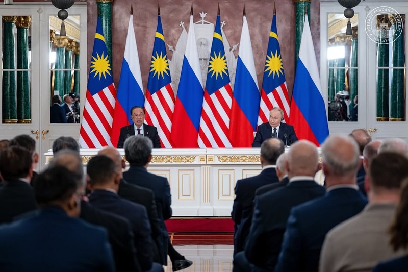 Perdana Menteri (PM) Malayasia, Anwar Ibrahim mengunggah sebuah momen di akun instagramnya saat melakukan pertemuan dengan Presiden Rusia, Vladimir Putin di Kremlin, Rusia pada Kamis (15/5/2025). (Instagram/anwaribrahim_my)