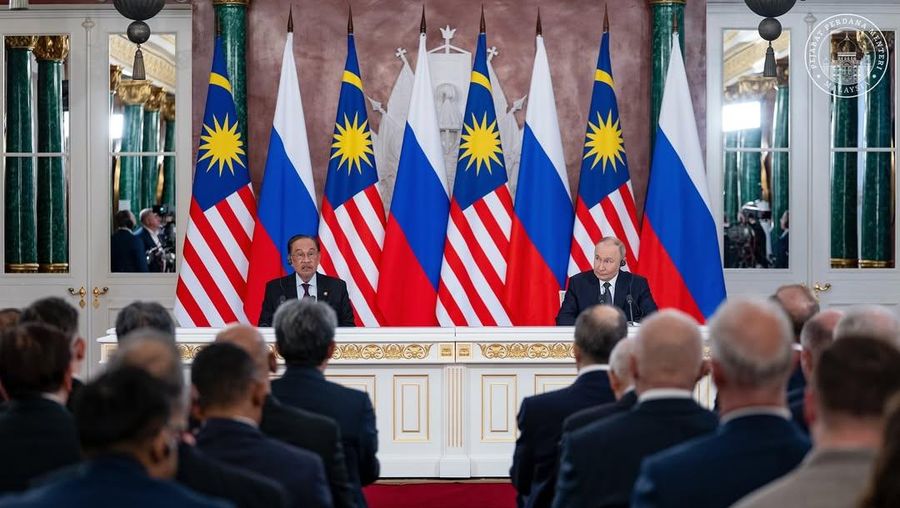 Perdana Menteri (PM) Malayasia, Anwar Ibrahim mengunggah sebuah momen di akun instagramnya saat melakukan pertemuan dengan Presiden Rusia, Vladimir Putin di Kremlin, Rusia pada Kamis (15/5/2025). (Instagram/anwaribrahim_my)