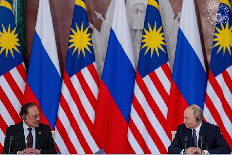 Perdana Menteri (PM) Malayasia, Anwar Ibrahim mengunggah sebuah momen di akun instagramnya saat melakukan pertemuan dengan Presiden Rusia, Vladimir Putin di Kremlin, Rusia pada Kamis (15/5/2025). (Instagram/anwaribrahim_my)