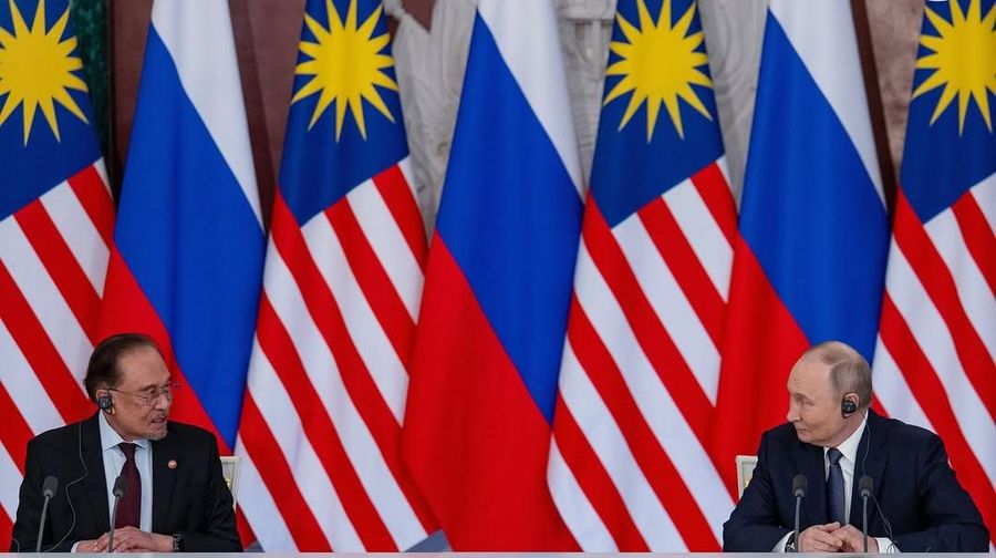 Perdana Menteri (PM) Malayasia, Anwar Ibrahim mengunggah sebuah momen di akun instagramnya saat melakukan pertemuan dengan Presiden Rusia, Vladimir Putin di Kremlin, Rusia pada Kamis (15/5/2025). (Instagram/anwaribrahim_my)