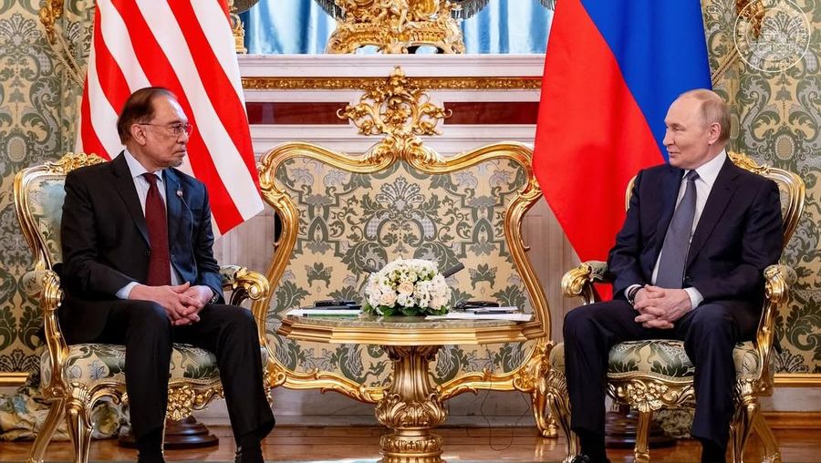 Perdana Menteri (PM) Malayasia, Anwar Ibrahim mengunggah sebuah momen di akun instagramnya saat melakukan pertemuan dengan Presiden Rusia, Vladimir Putin di Kremlin, Rusia pada Kamis (15/5/2025). (Instagram/anwaribrahim_my)
