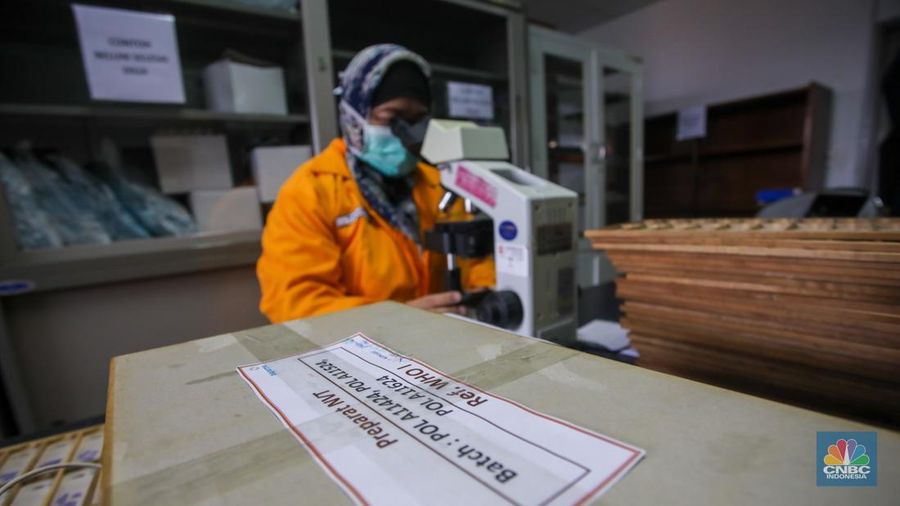 Petugas beraktivitas pada salah satu ruangan Laboratorium di kantor BPOM, Jakarta, Kamis (15/5/2025). Petugas beraktivitas pada salah satu ruangan Laboratorium di kantor BPOM, Jakarta, Kamis (15/5/2025). (CNBC Indonesia/Faisal Rahman)