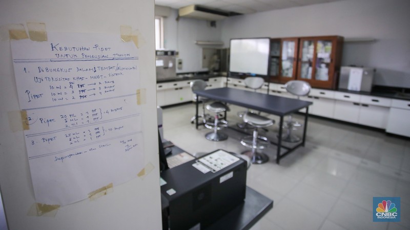 Petugas beraktivitas pada salah satu ruangan Laboratorium di kantor BPOM, Jakarta, Kamis (15/5/2025). Petugas beraktivitas pada salah satu ruangan Laboratorium di kantor BPOM, Jakarta, Kamis (15/5/2025). (CNBC Indonesia/Faisal Rahman)