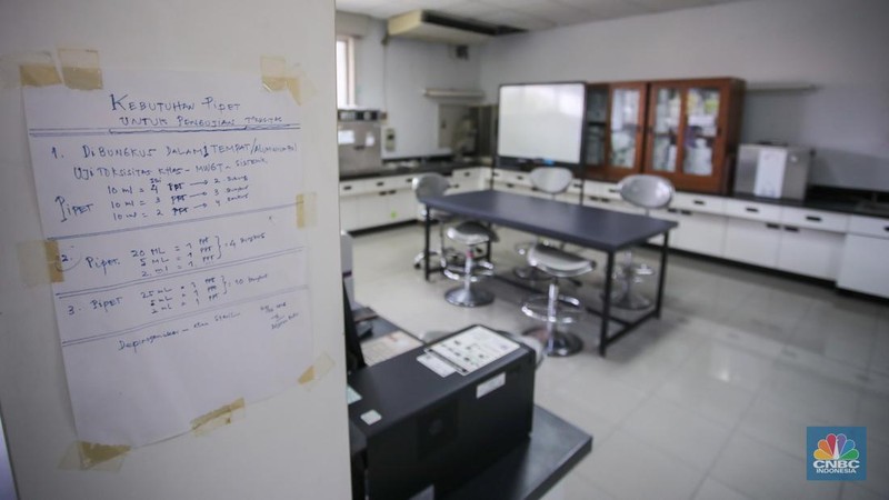 Petugas beraktivitas pada salah satu ruangan Laboratorium di kantor BPOM, Jakarta, Kamis (15/5/2025). (CNBC Indonesia/Faisal Rahman)