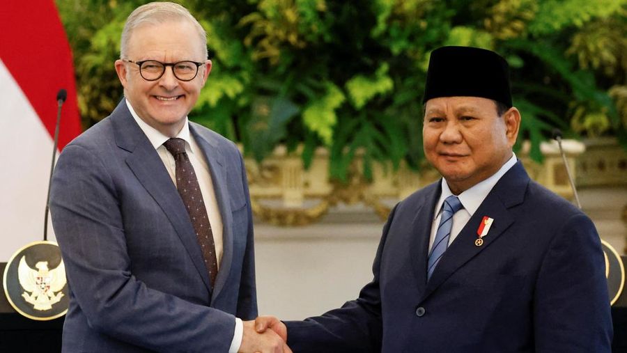 Perdana Menteri Australia Anthony Albanese dan Presiden Indonesia Prabowo Subianto bertemu di Istana Merdeka di Jakarta, Indonesia 15 Mei 2025. (REUTERS/Ajeng Dinar Ulfiana)